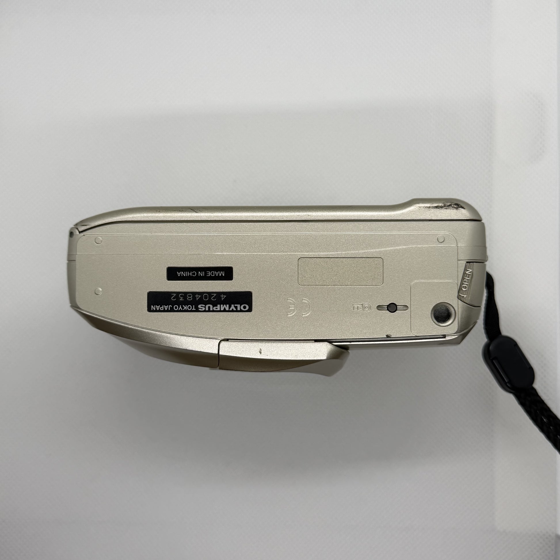 Olympus mju II Zoom 170, bottom